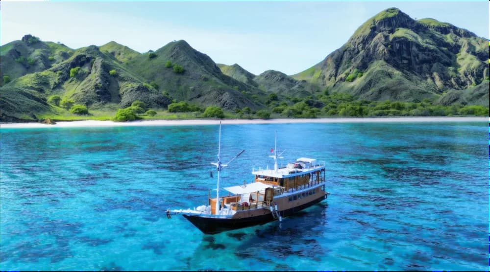 Voyage 01 liveaboard boat
