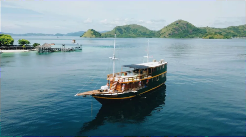 Voyage 02 liveaboard boat