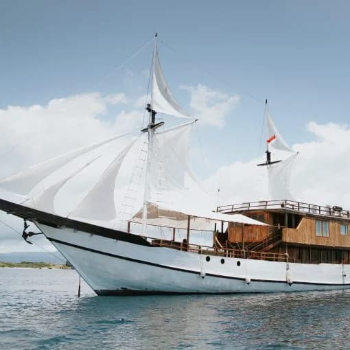 Luxury 04 liveaboard boat