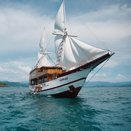 Luxury 12 liveaboard boat